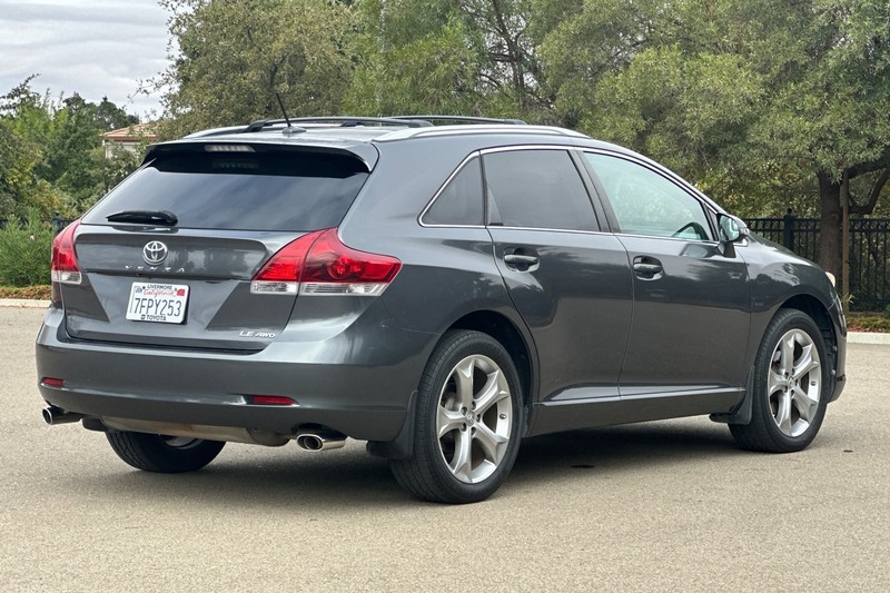 Toyota Venza Vehicle Full-screen Gallery Image 04