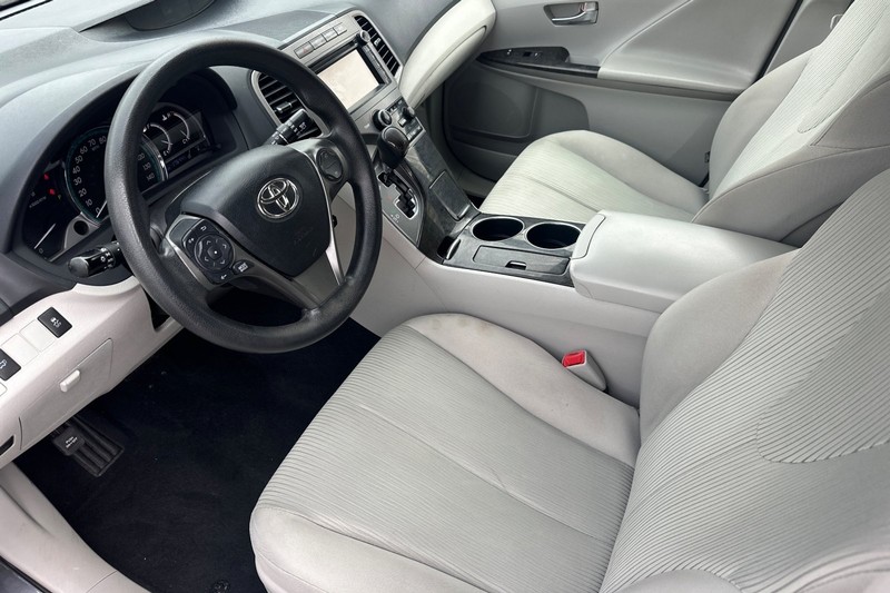 Toyota Venza Vehicle Full-screen Gallery Image 10