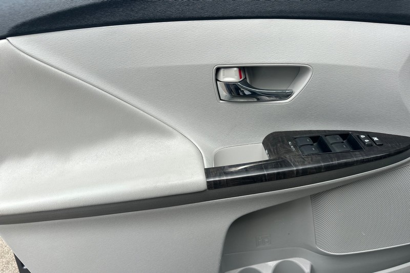 Toyota Venza Vehicle Full-screen Gallery Image 11