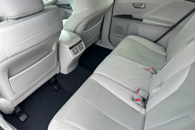 Toyota Venza Vehicle Full-screen Gallery Image 14