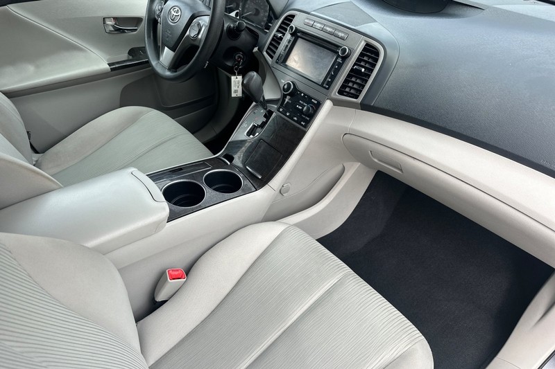 Toyota Venza Vehicle Full-screen Gallery Image 19