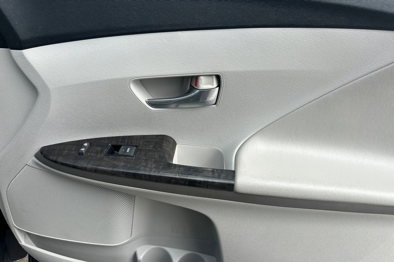Toyota Venza Vehicle Full-screen Gallery Image 21