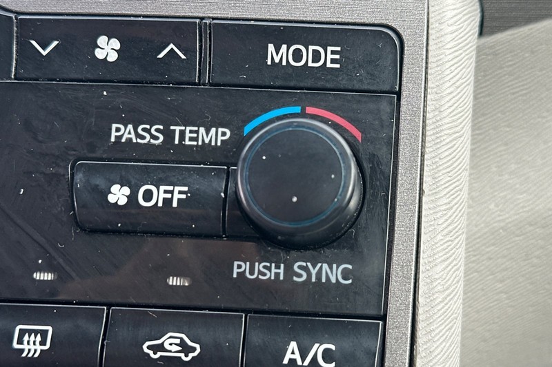 Toyota Venza Vehicle Full-screen Gallery Image 30