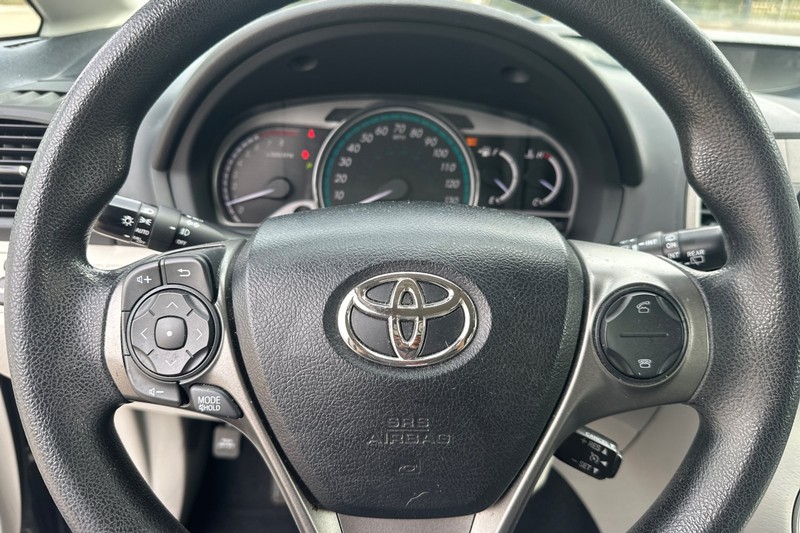 Toyota Venza Vehicle Full-screen Gallery Image 33