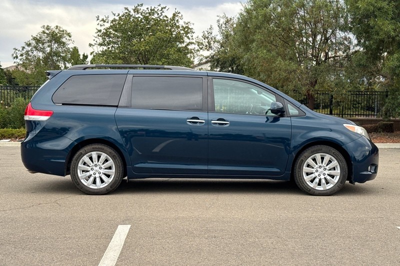 Toyota Sienna Vehicle Full-screen Gallery Image 03