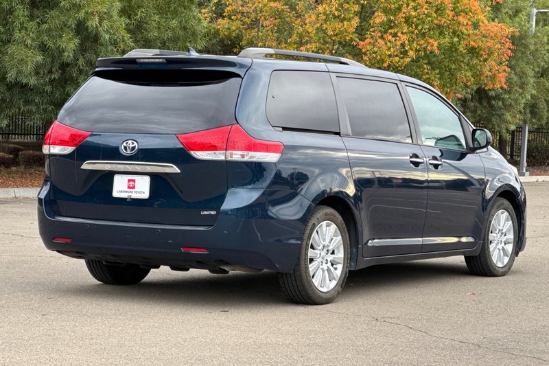 Toyota Sienna Vehicle Full-screen Gallery Image 04