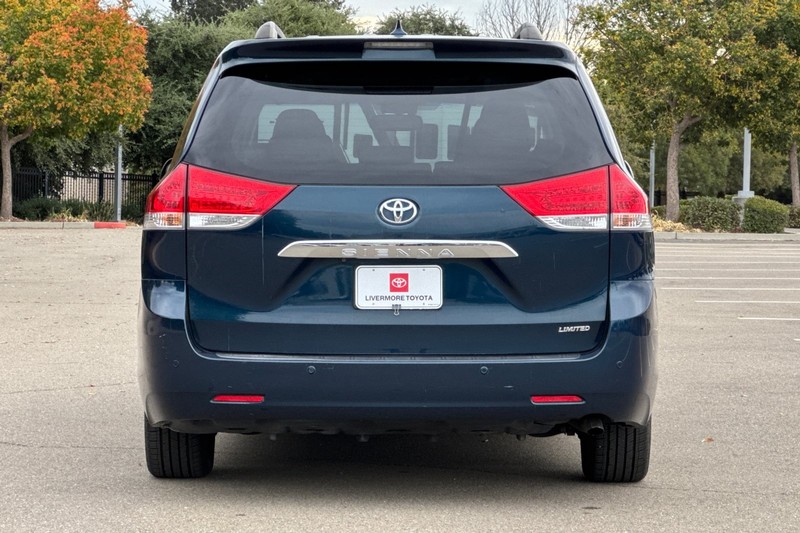 Toyota Sienna Vehicle Full-screen Gallery Image 05
