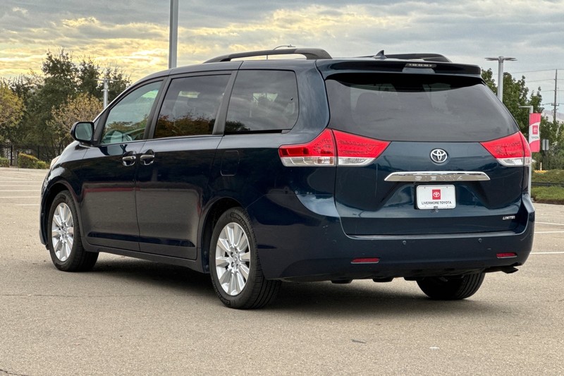 Toyota Sienna Vehicle Full-screen Gallery Image 06