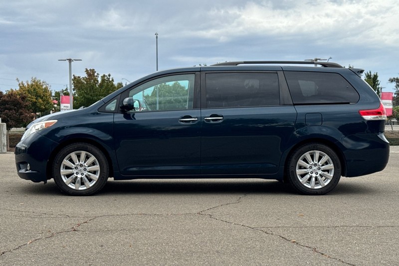 Toyota Sienna Vehicle Full-screen Gallery Image 07