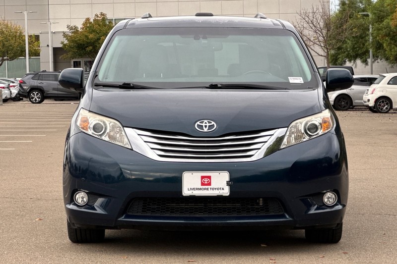 Toyota Sienna Vehicle Full-screen Gallery Image 09