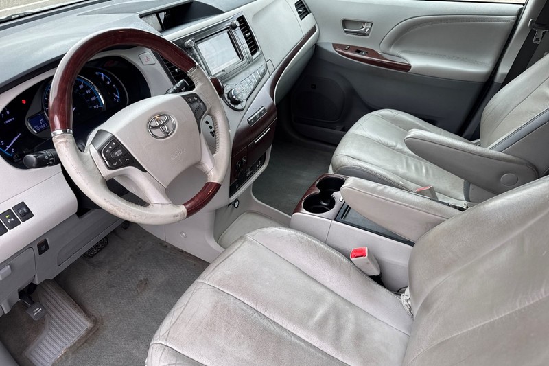 Toyota Sienna Vehicle Full-screen Gallery Image 10
