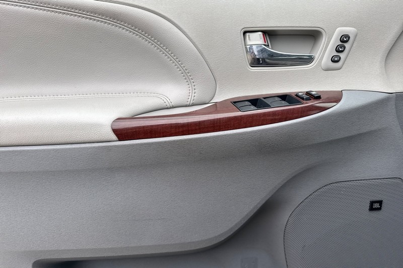Toyota Sienna Vehicle Full-screen Gallery Image 11