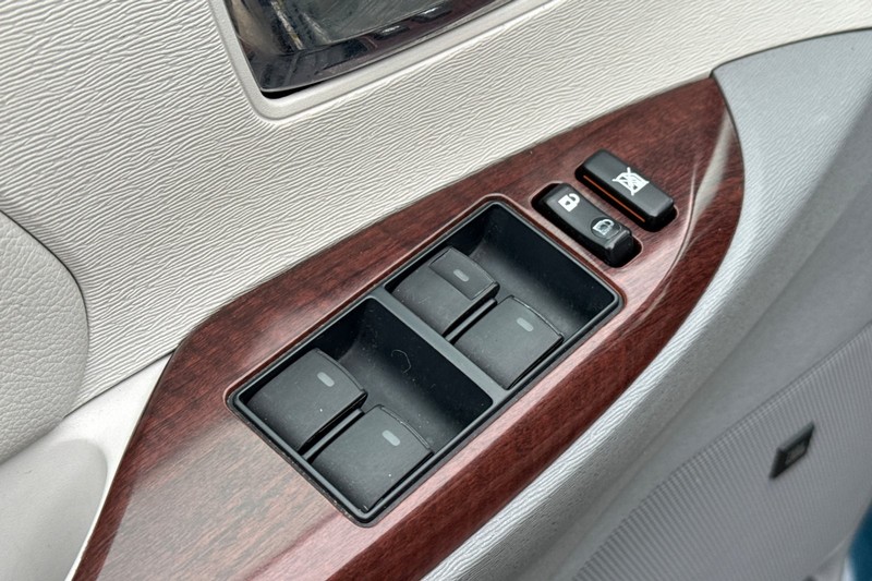 Toyota Sienna Vehicle Full-screen Gallery Image 12