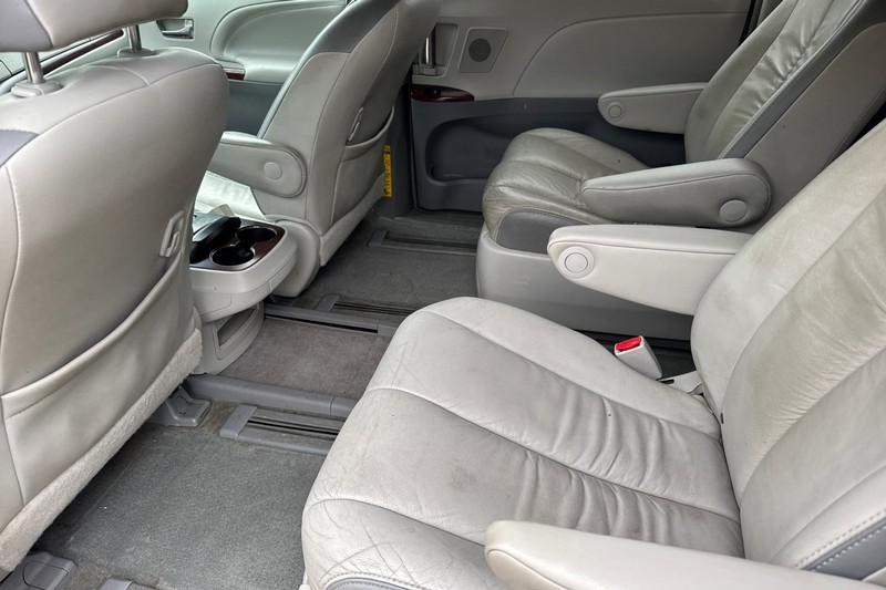 Toyota Sienna Vehicle Full-screen Gallery Image 14
