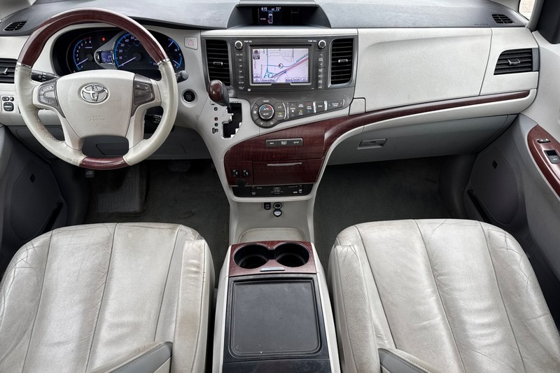 Toyota Sienna Vehicle Full-screen Gallery Image 15