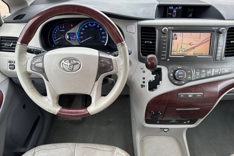 Toyota Sienna Vehicle Full-screen Gallery Image 16