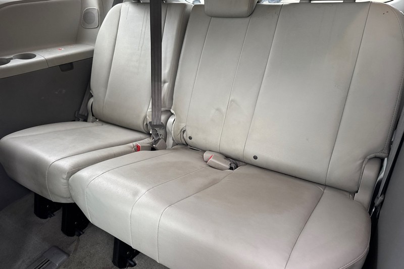 Toyota Sienna Vehicle Full-screen Gallery Image 17