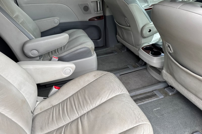 Toyota Sienna Vehicle Full-screen Gallery Image 18
