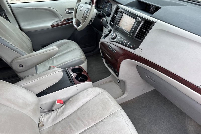 Toyota Sienna Vehicle Full-screen Gallery Image 19
