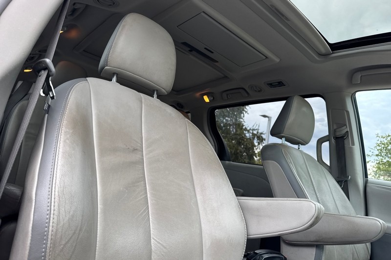Toyota Sienna Vehicle Full-screen Gallery Image 20
