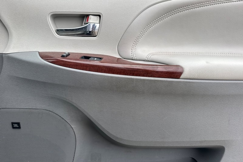 Toyota Sienna Vehicle Full-screen Gallery Image 21