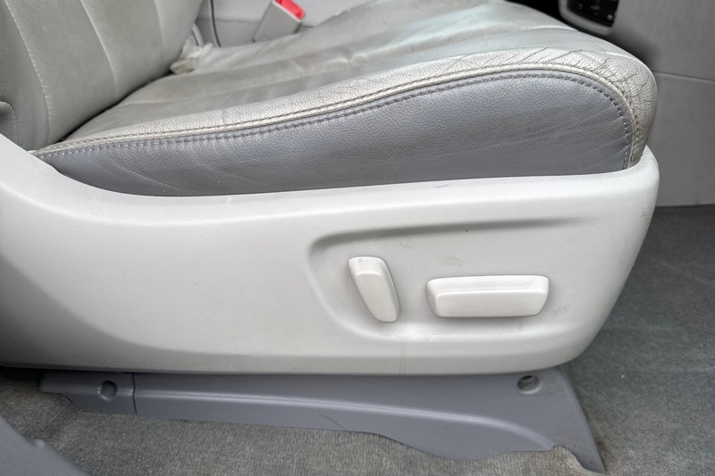 Toyota Sienna Vehicle Full-screen Gallery Image 23