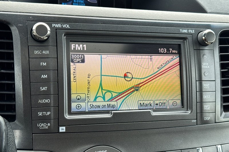 Toyota Sienna Vehicle Full-screen Gallery Image 26