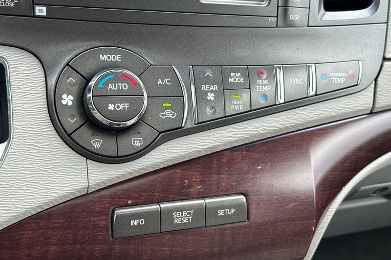 Toyota Sienna Vehicle Full-screen Gallery Image 28