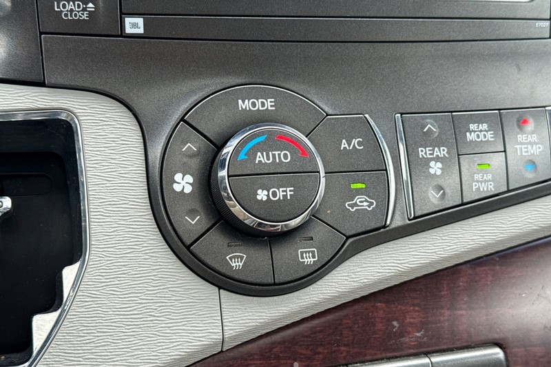 Toyota Sienna Vehicle Full-screen Gallery Image 29