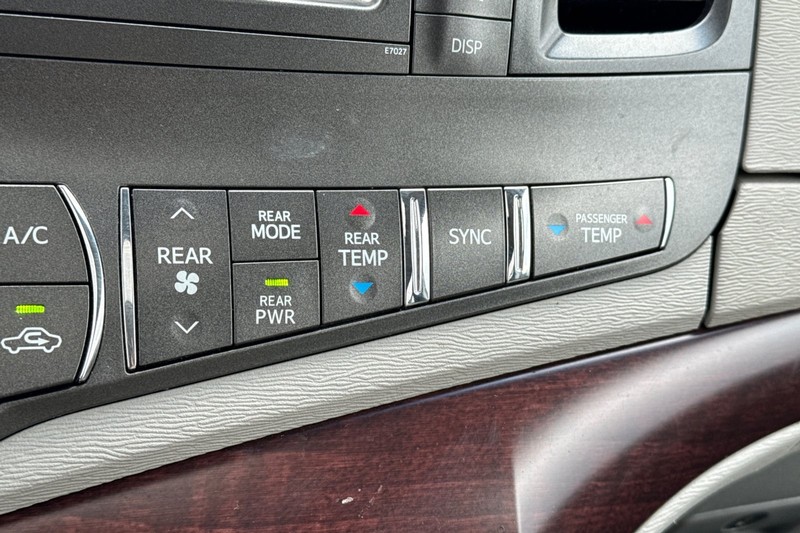 Toyota Sienna Vehicle Full-screen Gallery Image 30