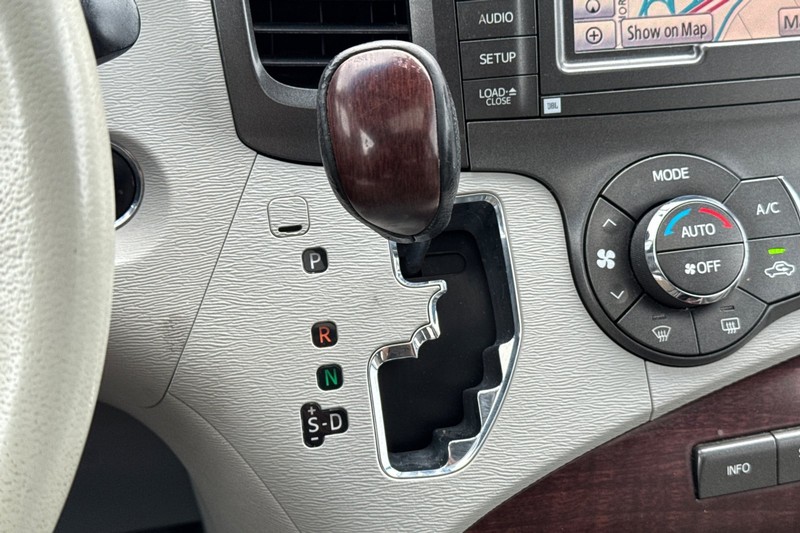 Toyota Sienna Vehicle Full-screen Gallery Image 32