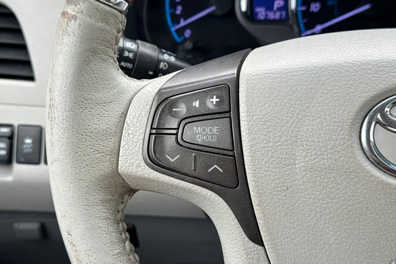Toyota Sienna Vehicle Full-screen Gallery Image 35