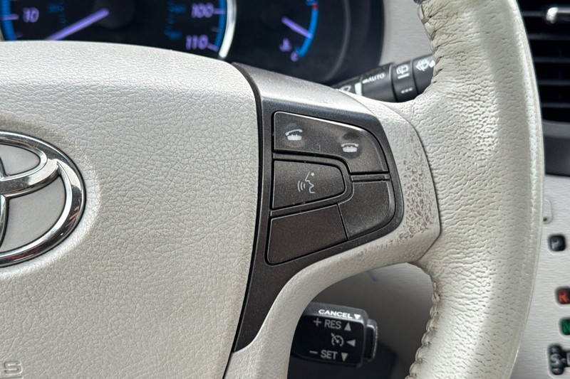 Toyota Sienna Vehicle Full-screen Gallery Image 37