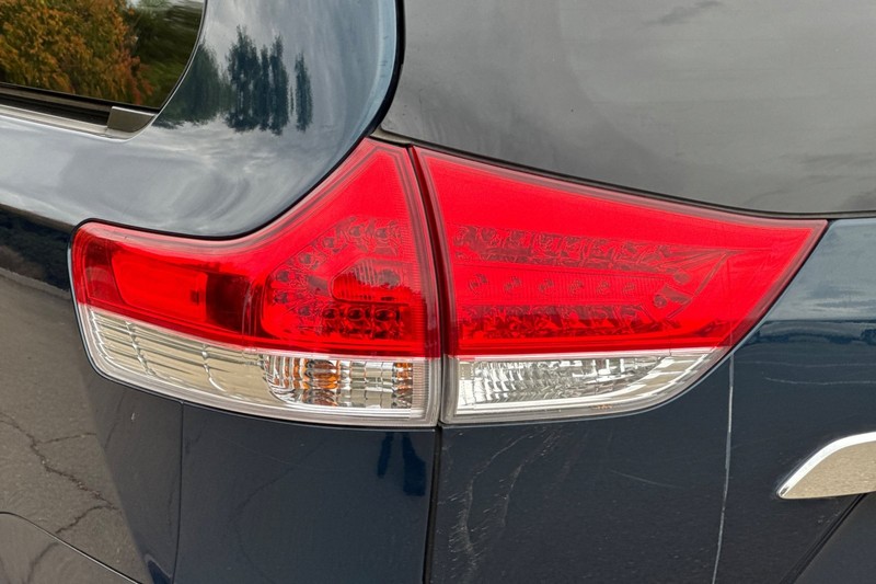 Toyota Sienna Vehicle Full-screen Gallery Image 49