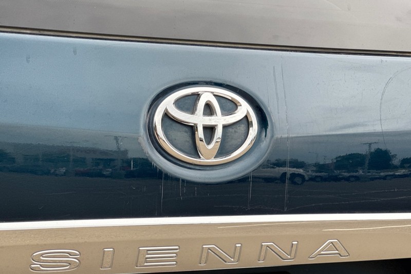 Toyota Sienna Vehicle Full-screen Gallery Image 50