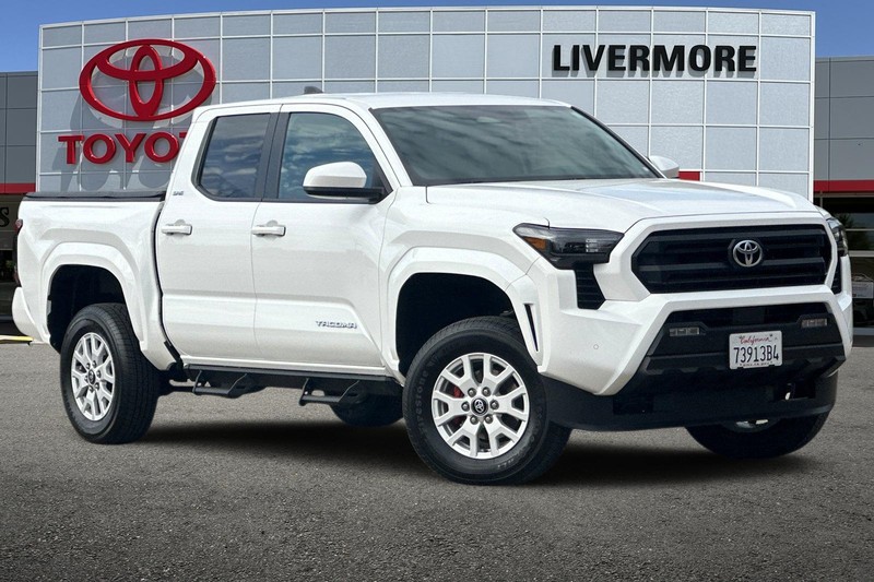 Toyota Tacoma 4WD Vehicle Full-screen Gallery Image 02