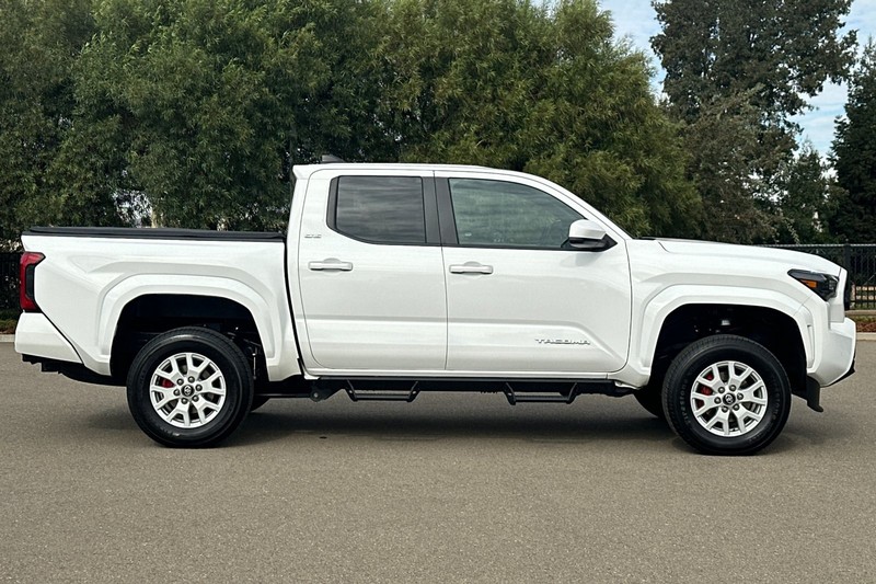 Toyota Tacoma 4WD Vehicle Full-screen Gallery Image 03