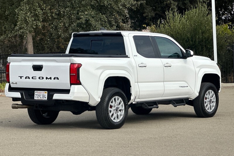 Toyota Tacoma 4WD Vehicle Full-screen Gallery Image 04