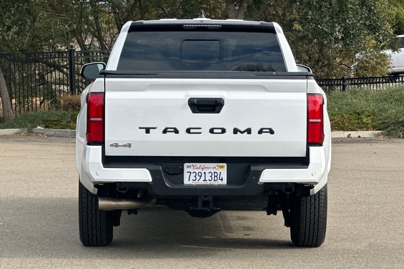 Toyota Tacoma 4WD Vehicle Full-screen Gallery Image 05