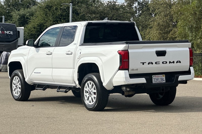 Toyota Tacoma 4WD Vehicle Full-screen Gallery Image 06