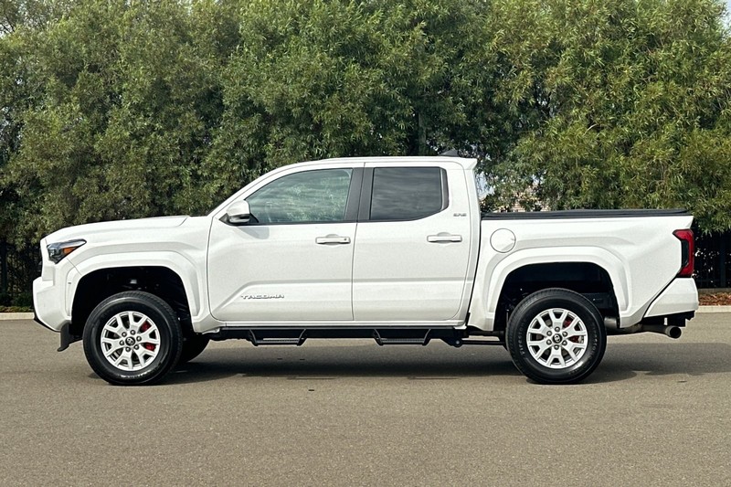 Toyota Tacoma 4WD Vehicle Full-screen Gallery Image 07