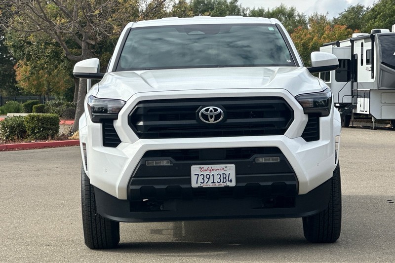 Toyota Tacoma 4WD Vehicle Full-screen Gallery Image 09