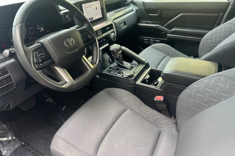 Toyota Tacoma 4WD Vehicle Full-screen Gallery Image 10