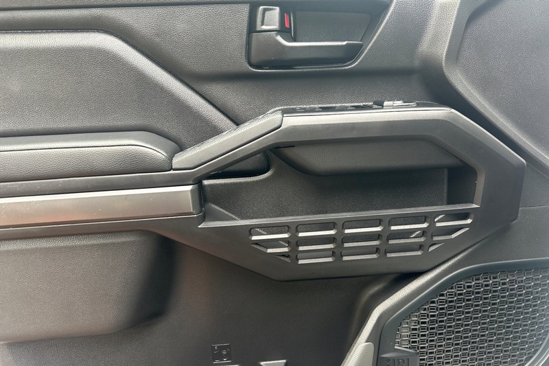 Toyota Tacoma 4WD Vehicle Full-screen Gallery Image 11