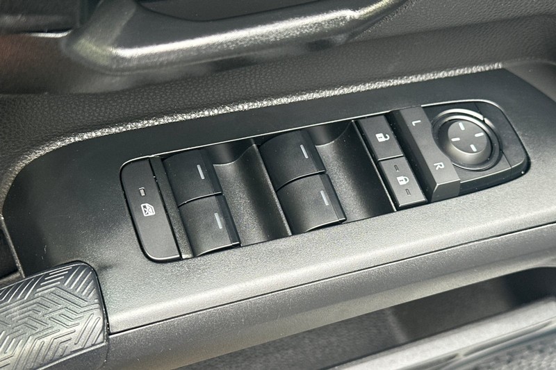 Toyota Tacoma 4WD Vehicle Full-screen Gallery Image 12
