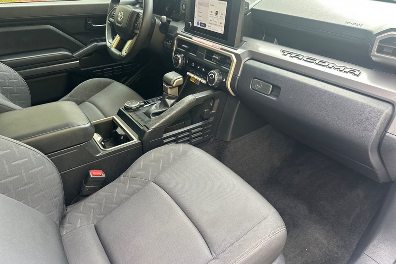 Toyota Tacoma 4WD Vehicle Full-screen Gallery Image 18