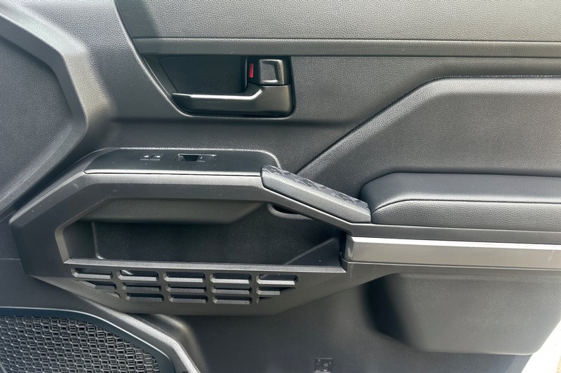 Toyota Tacoma 4WD Vehicle Full-screen Gallery Image 20