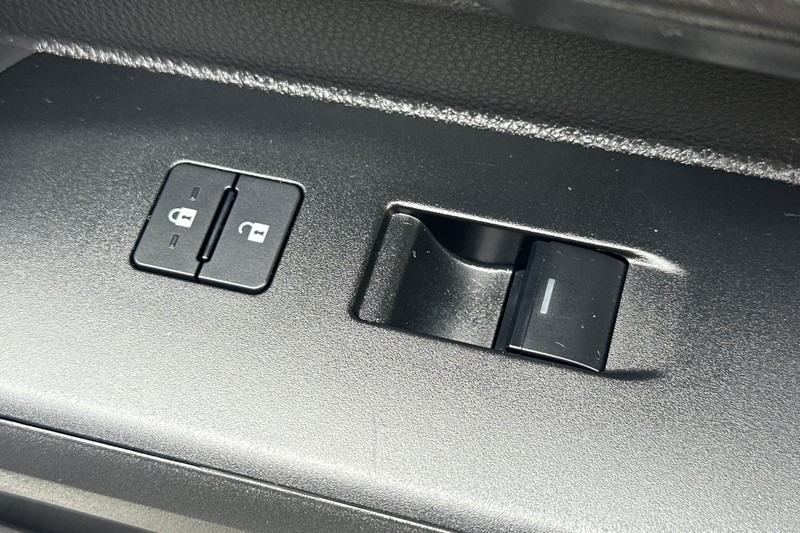 Toyota Tacoma 4WD Vehicle Full-screen Gallery Image 21