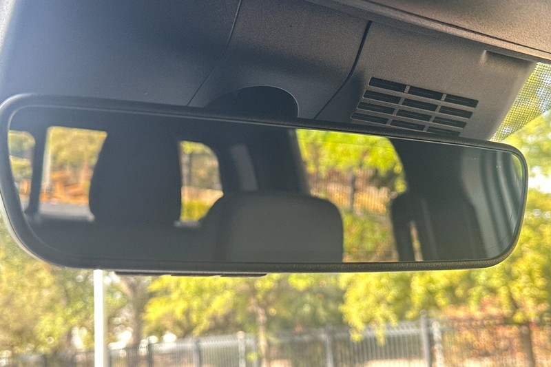 Toyota Tacoma 4WD Vehicle Full-screen Gallery Image 24