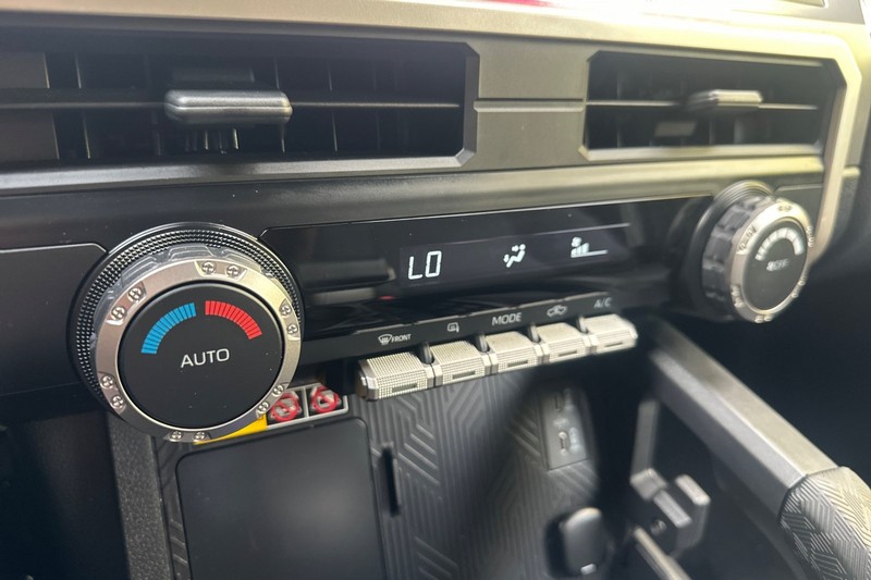 Toyota Tacoma 4WD Vehicle Full-screen Gallery Image 27